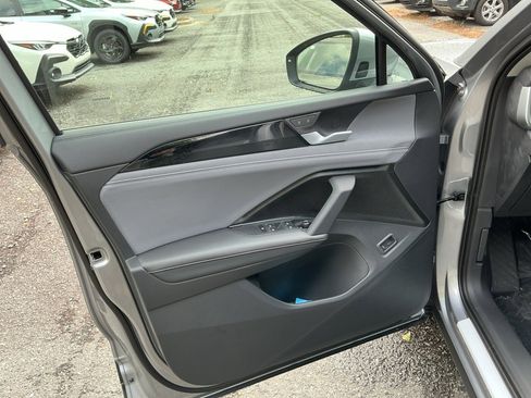 Used 2025 Volkswagen Tiguan SE image 32