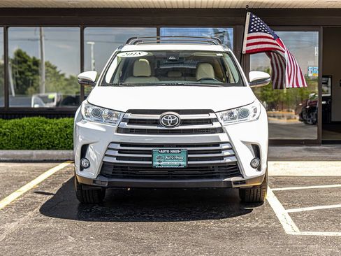 Used 2018 Toyota Highlander XLE FWD image 2