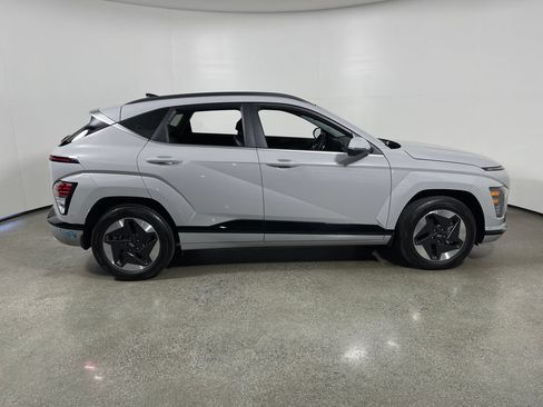 Used 2025 Hyundai Kona Limited FWD image 2