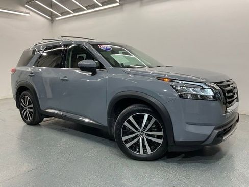 Used 2024 Nissan Pathfinder Platinum w/ Cargo Package AWD/4WD image 2
