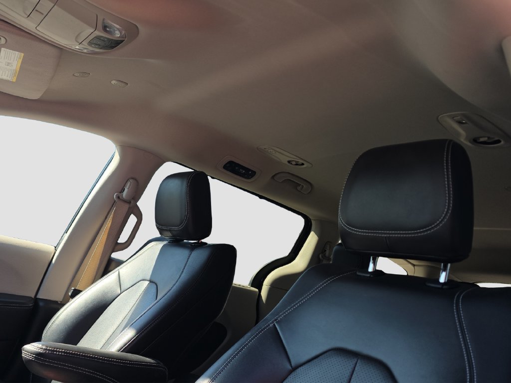 Used 2024 Chrysler Pacifica Touring-L FWD image 8