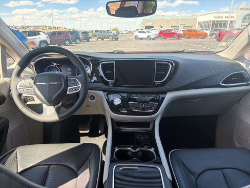 Used 2024 Chrysler Pacifica Limited AWD/4WD image 19
