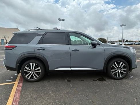 Certified 2025 Nissan Pathfinder Platinum w/ Black Appearance Package FWD image 7