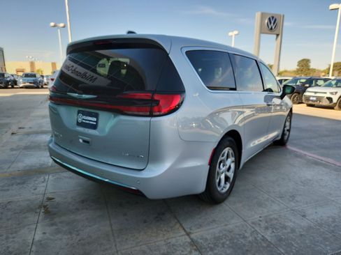 Used 2024 Chrysler Pacifica Limited image 7