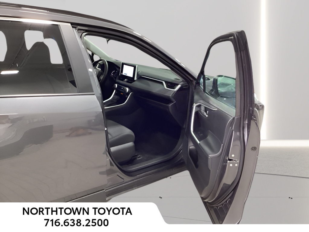 Used 2025 Toyota RAV4 XLE AWD/4WD image 17