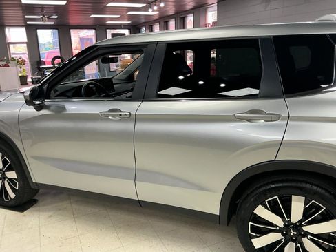 Used 2025 Mitsubishi Outlander AWD image 34
