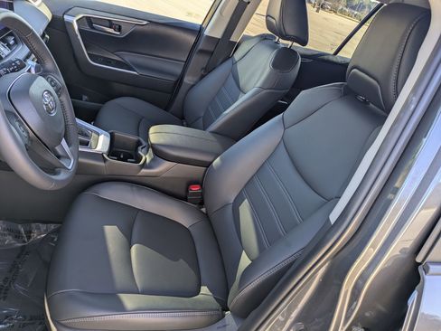 Used 2023 Toyota RAV4 XLE Premium image 19