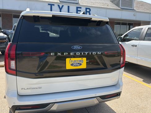 Used 2025 Ford Expedition Platinum w/ Driver's Package AWD/4WD image 7