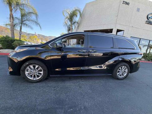Used 2024 Toyota Sienna XLE FWD image 11