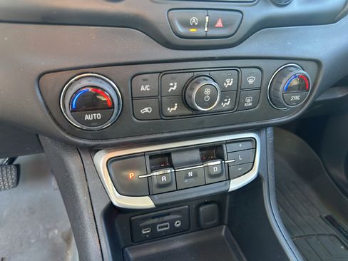 Used 2024 GMC Terrain SLT image 21