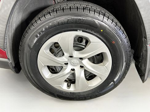 Used 2020 Toyota RAV4 LE FWD image 11