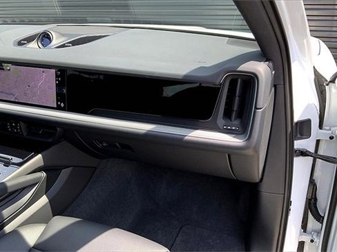 Used 2025 Porsche Cayenne image 16