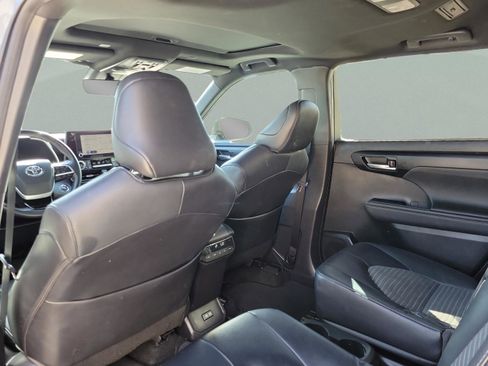 Used 2023 Toyota Highlander XSE FWD image 11