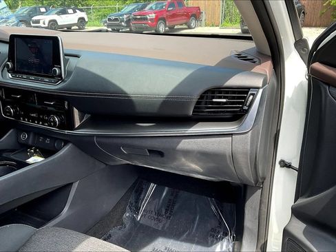 Used 2022 Nissan Rogue SV FWD image 17