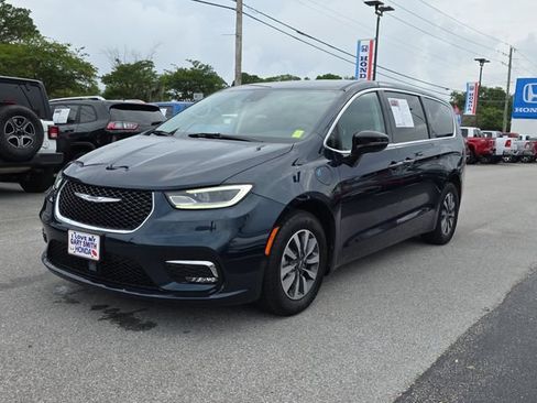 Used 2024 Chrysler Pacifica Limited FWD image 8