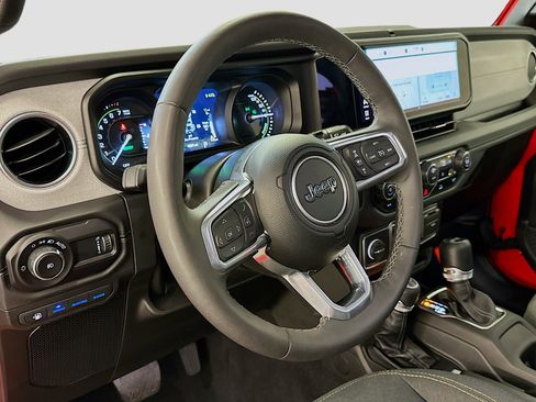 Used 2025 Jeep Wrangler Unlimited Sahara AWD/4WD image 18