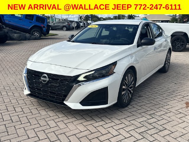 Used 2025 Nissan Altima 2.5 SV FWD image 3