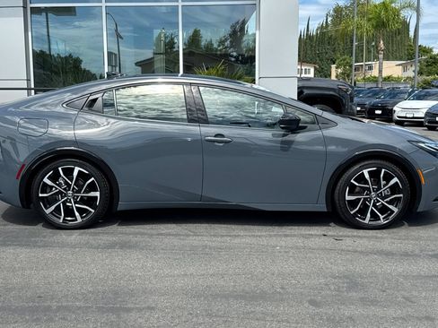 Used 2023 Toyota Prius Prime Premium FWD image 4