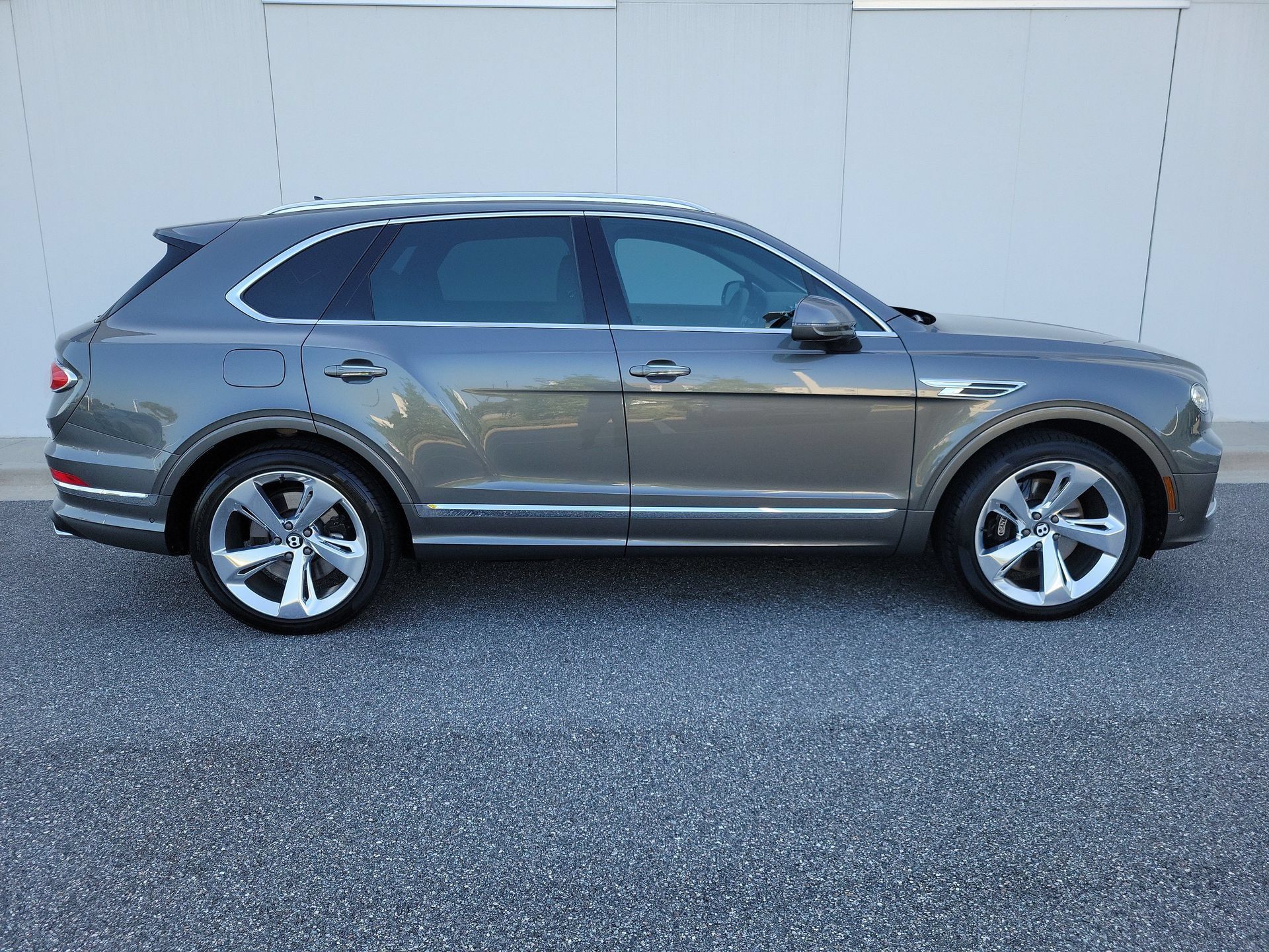 Certified 2023 Bentley Bentayga Plug-In Hybrid AWD/4WD image 7