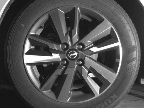 Used 2025 Nissan Versa SV FWD image 9