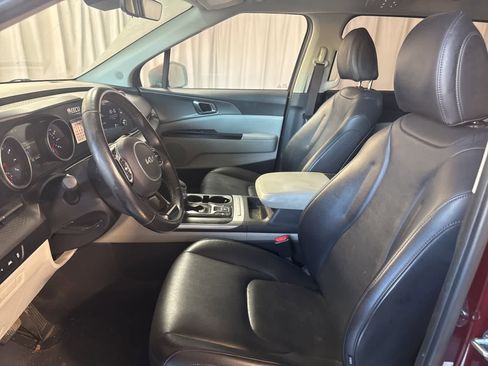 Used 2022 Kia Carnival LX image 16
