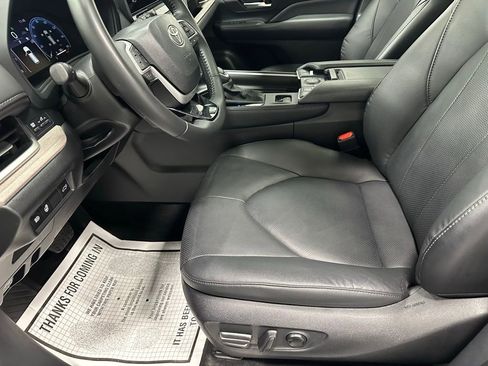 Used 2025 Toyota Grand Highlander AWD image 13