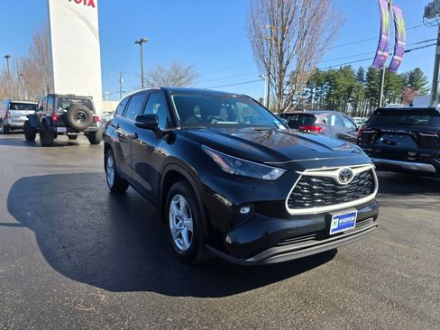 Used 2023 Toyota Highlander LE FWD image 11
