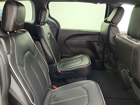 Used 2025 Chrysler Pacifica Limited FWD image 25