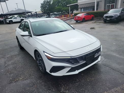 Used 2025 Hyundai Elantra SEL FWD image 2