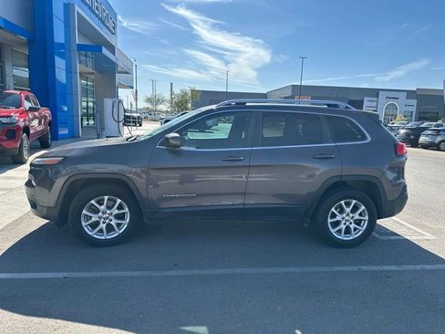 Used 2018 Jeep Cherokee Latitude Plus w/ Comfort/Convenience Group FWD image 2