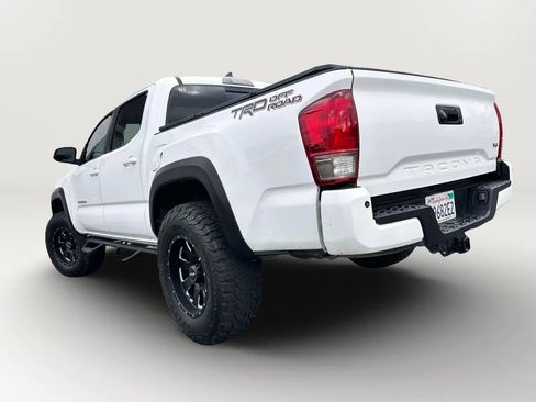 Used 2017 Toyota Tacoma TRD Off-Road RWD image 4