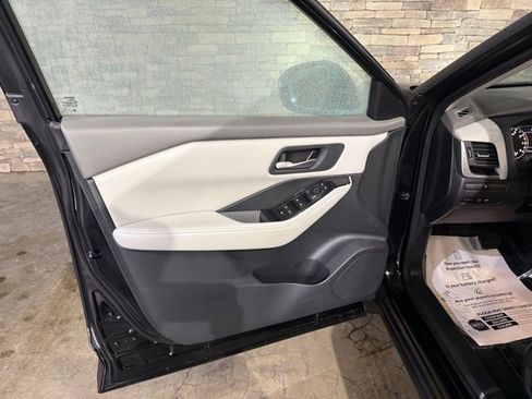 Certified 2025 Nissan Rogue SV image 6