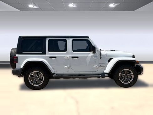 Used 2018 Jeep Wrangler Unlimited Sahara AWD/4WD image 8
