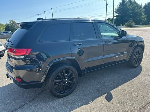 Used 2017 Jeep Grand Cherokee Altitude AWD/4WD image 4
