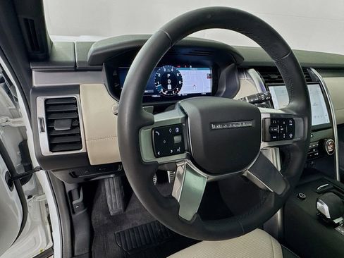 Used 2024 Land Rover Discovery Dynamic SE image 11