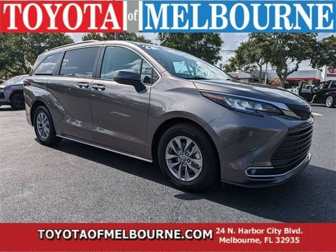 Used 2022 Toyota Sienna XLE FWD image 1