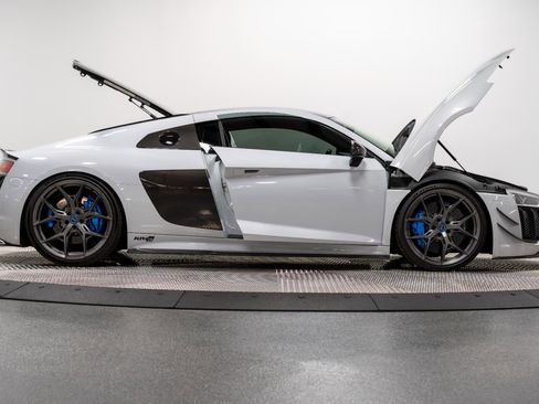 Used 2017 Audi R8 V10 plus w/ Full Leather Package image 42