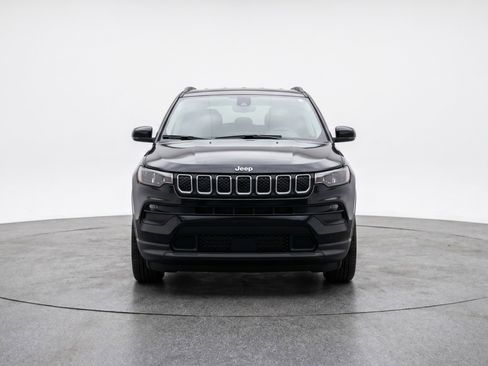 Used 2025 Jeep Compass Latitude AWD/4WD image 2