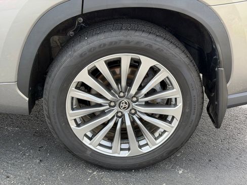 Used 2025 Toyota Highlander Limited image 36
