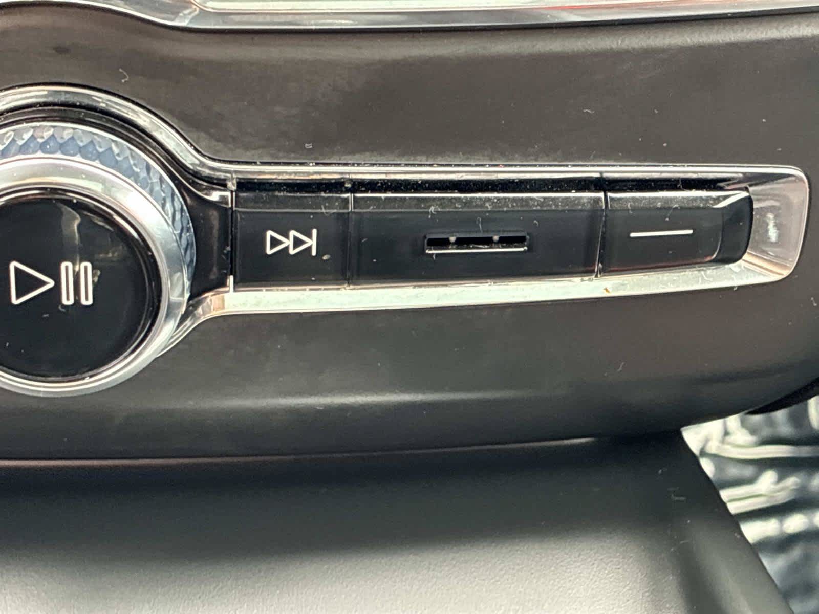 Used 2025 Volvo XC60 B5 Plus AWD/4WD image 40