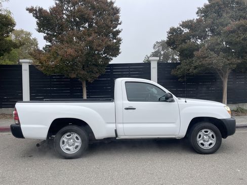 Used 2011 Toyota Tacoma 2WD Regular Cab image 2