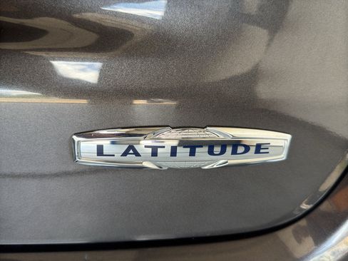 Used 2024 Jeep Compass Latitude AWD/4WD image 12