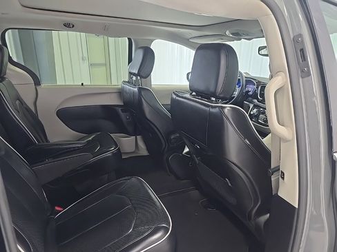 Used 2023 Chrysler Pacifica Limited image 23