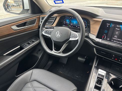 Used 2025 Volkswagen Atlas SE image 31