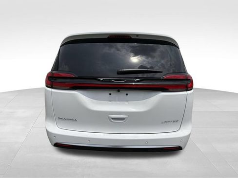 New 2027 Chrysler Pacifica Limited FWD image 17