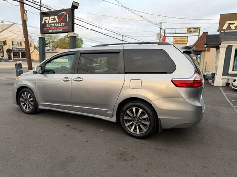 Used 2018 Toyota Sienna XLE w/ XLE Navigation Package AWD/4WD image 3