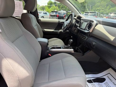 Used 2017 Toyota Tacoma SR5 w/ SR5 Appearance Package (SM) AWD/4WD image 19