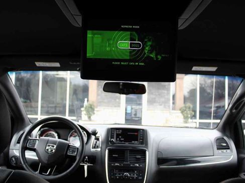 Used 2017 Dodge Grand Caravan SXT w/ Driver Convenience Group image 29