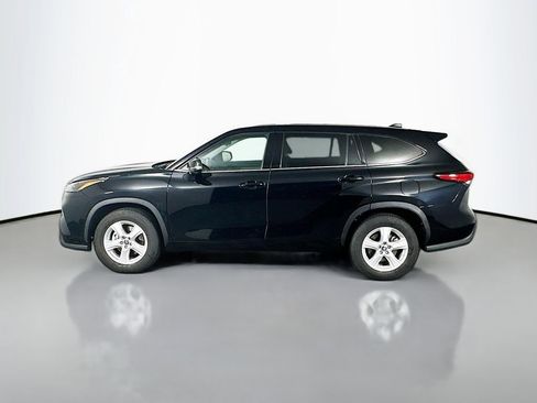 Used 2022 Toyota Highlander LE image 4