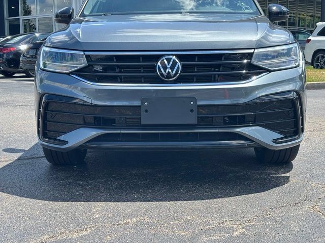 Used 2023 Volkswagen Tiguan SE R-Line AWD/4WD image 2